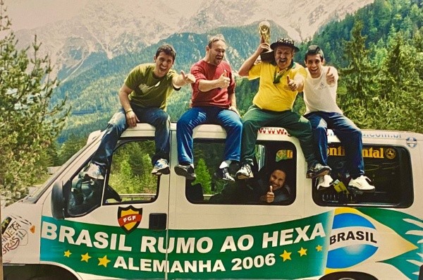 Foto: Arquivo Pessoal |Replica da taça do Gaúcho da Copa tem mesmo tamanho e peso da original