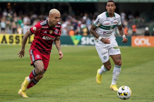 Foto: Robson Mafra/AGIF/ Cebolinha em campo pelo Flamengo. 