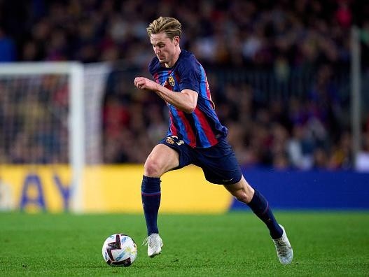 Alex Caparros/Getty Images – Frenkie De Jong atuando pelo Barcelona
