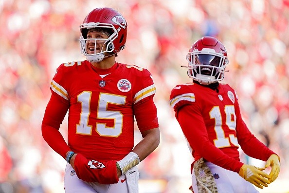 Mahomes é apontado como um dos candidatos a MVP.     Créditos: David Eulitt/Getty Images