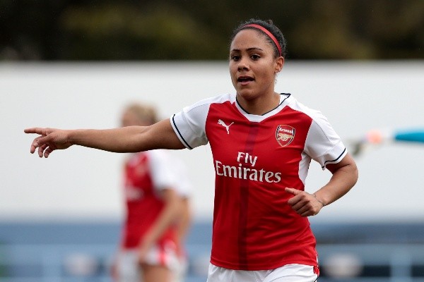 Foto: Filipe Farinha/Getty Images For VfL Wolfsburg – Alex Scott em ação pelo Arsenal em 2017, ano que se aposentou do futebol