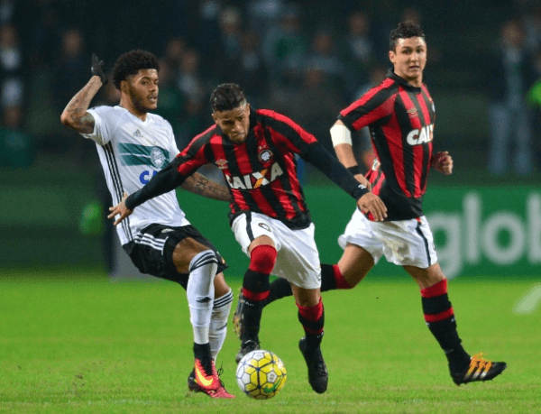 Léo em ação no Athletico (Foto: Jason Silva/AGIF)