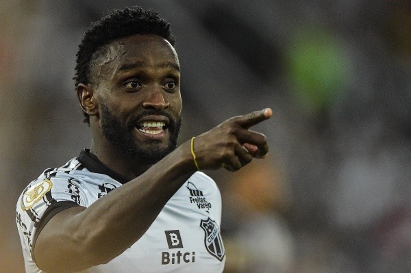 Mendoza está acertado com o Santos - Foto: Thiago Ribeiro/AGIF