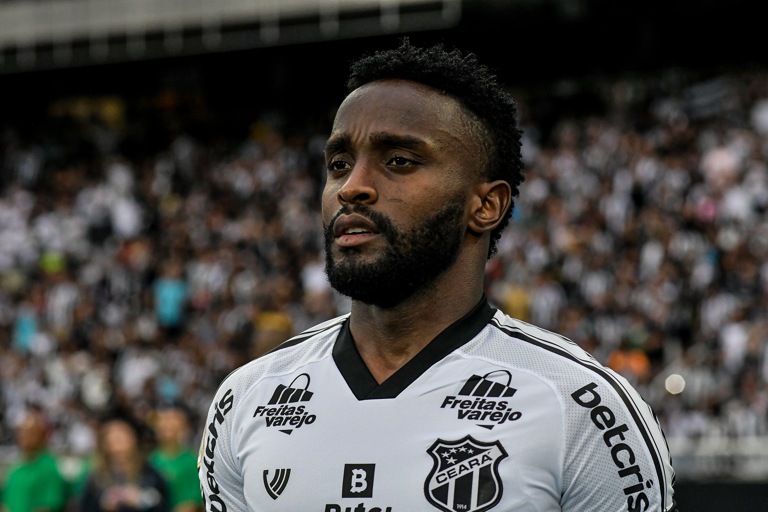 Mendoza está acertado com o Santos - Foto: Thiago Ribeiro/AGIF