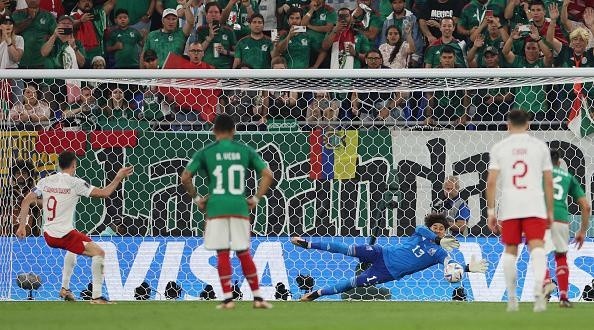 Foto: Dean Mouhtaropoulos/Getty Images - Ochoa defendeu o pênalti de Lewandowski