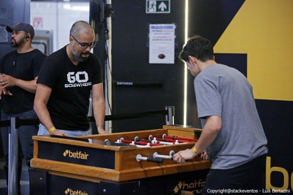 Jogo de pebolim no stand betfair (Foto: Luis Bertazini/BSOP)