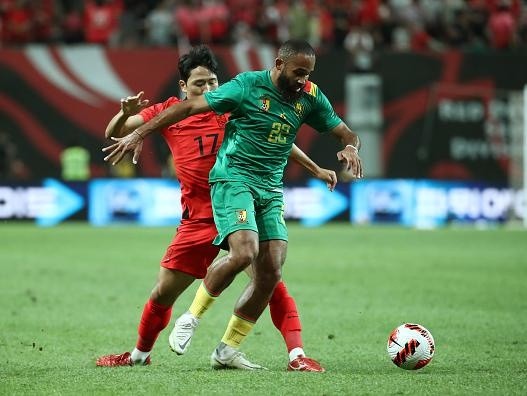 Chung Sung-Jun/Getty Images – Disputa pela bola entre jogadores de Camarões e Coréia do Sul
