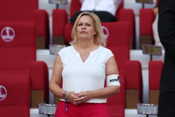 Photo by Alexander Hassenstein/Getty Images - Ministra Alemã utilizou a braçadeira na arquibancada