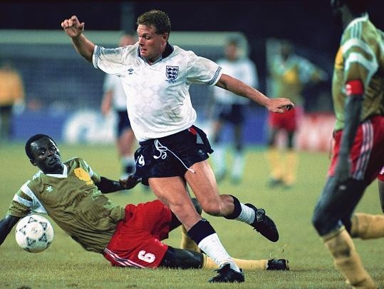 David Cannon/Getty Images – Disputa de bola entre jogadores de Camarões e Inglaterra na Copa de 1990