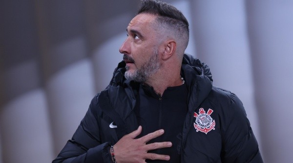 SP - Sao Paulo - 05/11/2022 - BRASILEIRO A 2022, CORINTHIANS X CEARA - Vitor Pereira tecnico do Corinthians durante partida contra o Ceara no estadio Arena Corinthians pelo campeonato Brasileiro A 2022. Foto: Marcello Zambrana/AGIF