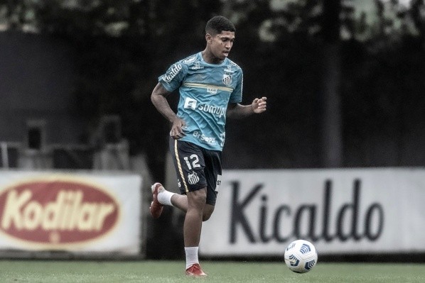 Raniel em ação no CT Rei Pelé, em setembro de 2021, antes de ser emprestado ao Vasco – Foto:Ivan Storti/Santos FC