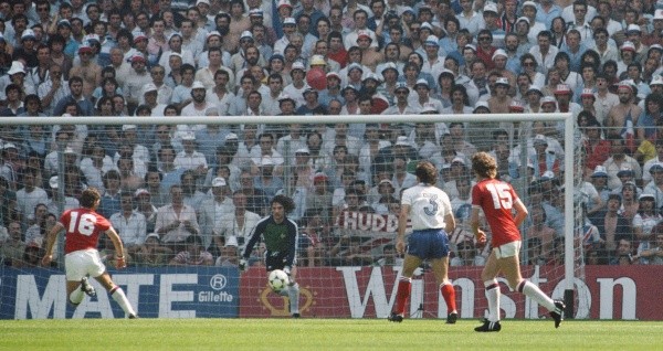 Photo by Allsport/Getty Images - Duelo entre França e Inglaterra em 1982
