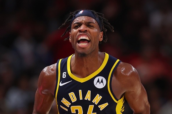 Buddy Hield, do Pacers, foi bastante especulado no Lakers.     Créditos: Michael Reaves/Getty Images