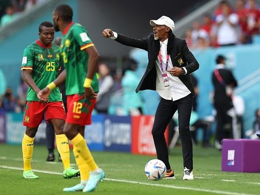 Elsa/Getty Images – Rigobert Song comandando a Seleção de Camarões no Catar