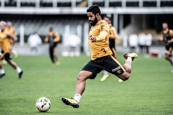 Foto: Ivan Storti/Santos – Felipe Jonatan tem preferência de Odair para jogar na lateral esquerda