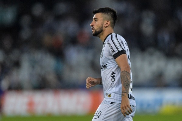 Foto: Thiago Ribeiro/AGIF – Santos quer Victor Luís