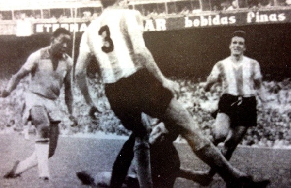 Foto: Divulgação/ CBF | Pelé marca seu primeiro gol pela Seleção Brasileira