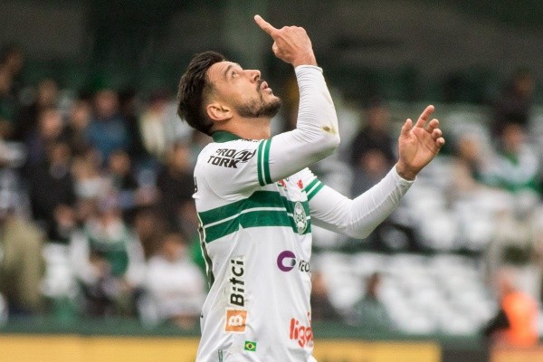 Foto: Robson Mafra/AGIF – Robinho encerra sua segunda passagem pelo Coritiba nesta quarta-feira (30)