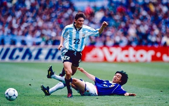 Simon Bruty/Anychance/Getty Images – Argentina e Japão se enfrentando na Copa do Mundo na França em 1998