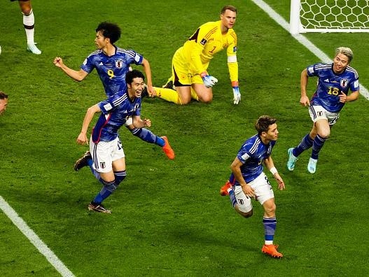 Wu Zhizhao/VCG via Getty Images – Japoneses comemorando gol contra a Alemanha na Copa do Mundo no Catar em 2022