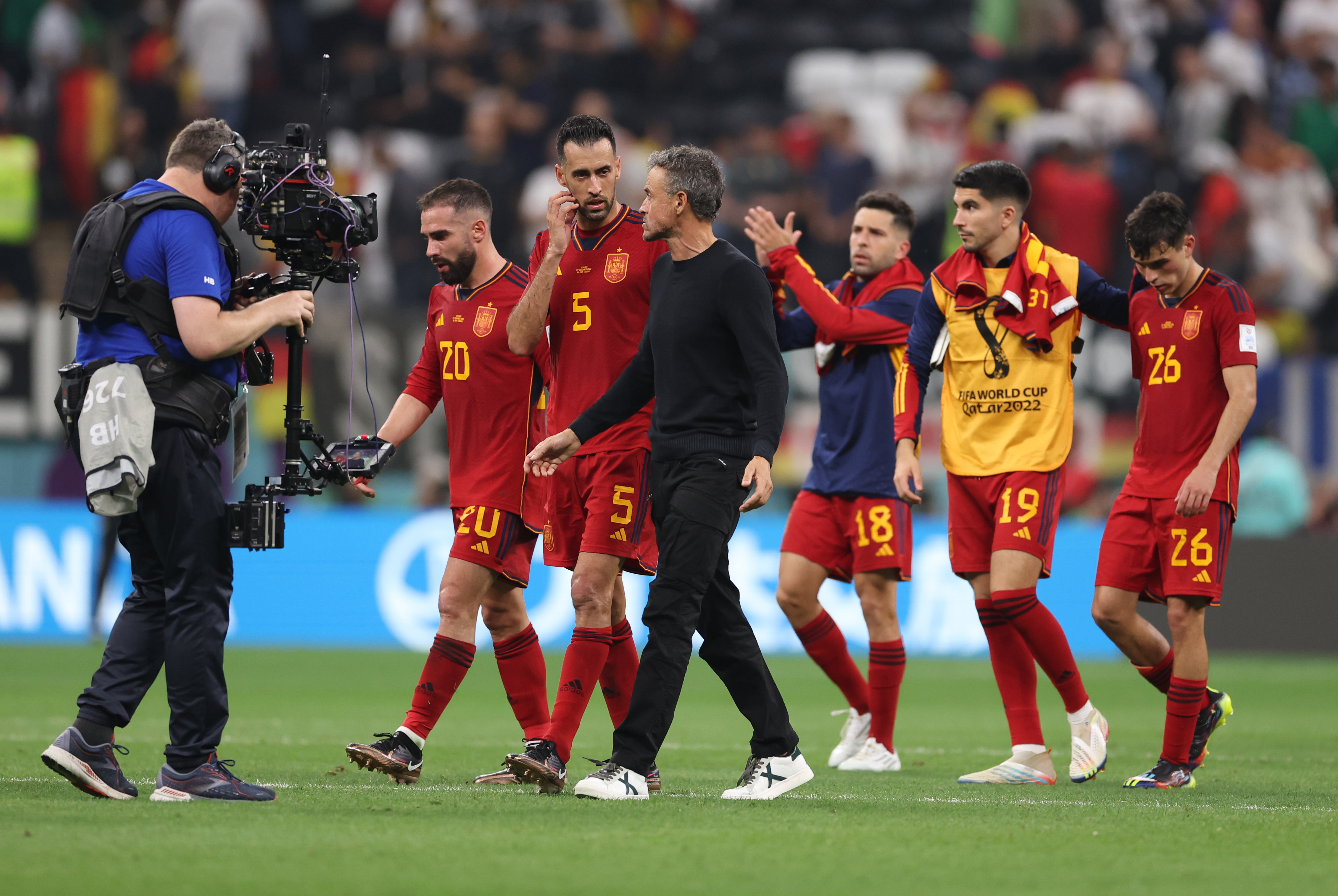 Foto:Catherine Ivill/Getty Images – Busquets conversa com Luis Enrique