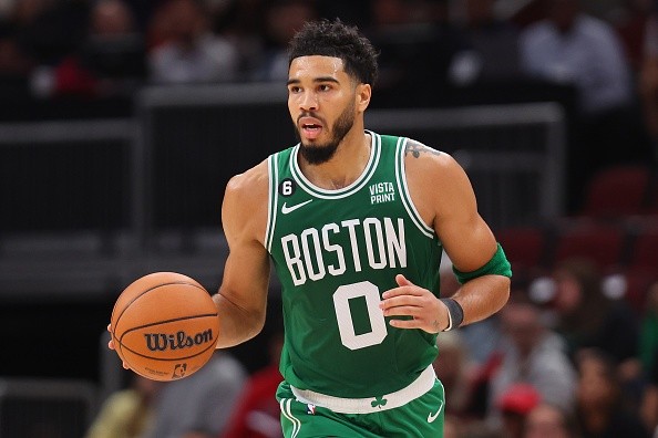 Tatum é um dos principais nomes da temporada da NBA. Créditos: Michael Reaves/Getty Images