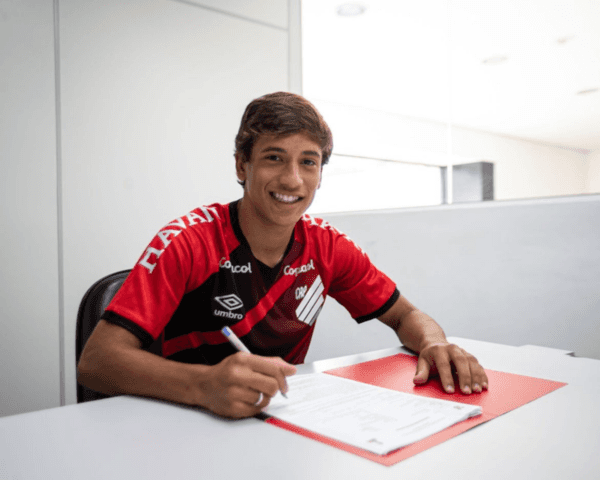 João Cruz assina seu primeiro contrato profissional no CAP - Foto: Arquivo Pessoal