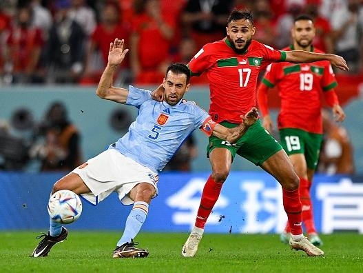 Pablo Morano/BSR Agency/Getty Images – Busquets eSofiane Boufal disputando a bola