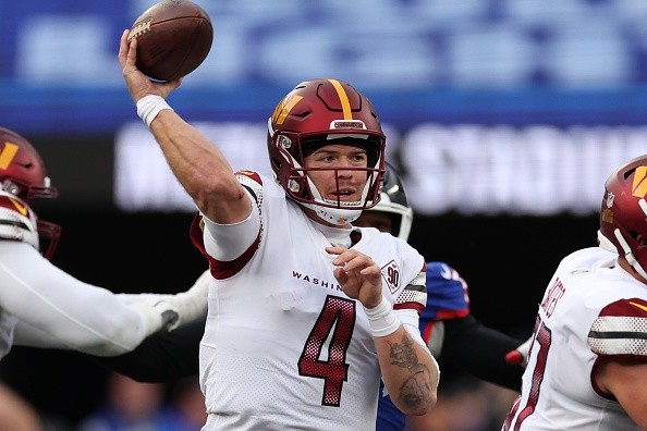 Taylor Heinicke tem sido um dos destaques na “retomada” do Commanders.     Créditos: Al Bello/Getty Images