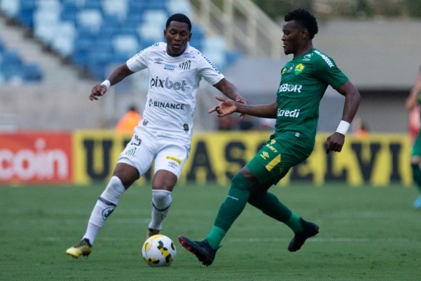 Foto: Gil Gomes/AGIF – Angulo não seguirá no Santos