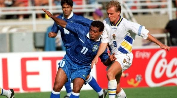 Foto: Mike Powell/ALLSPORT - Romário marcou nos dois jogos contra a Suécia