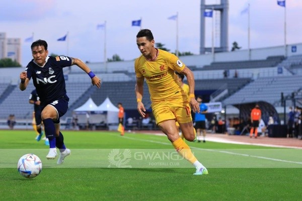 Atacante Reis em ação pelo Gwangju FC. – Foto: Divulgação/Gwangju FC