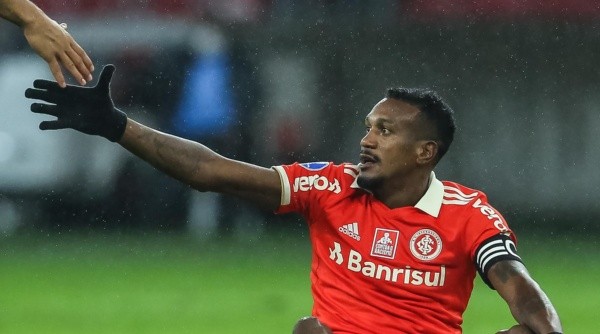 Edenílson é um alvo do Santos - Foto: Pedro H. Tesch/AGIF