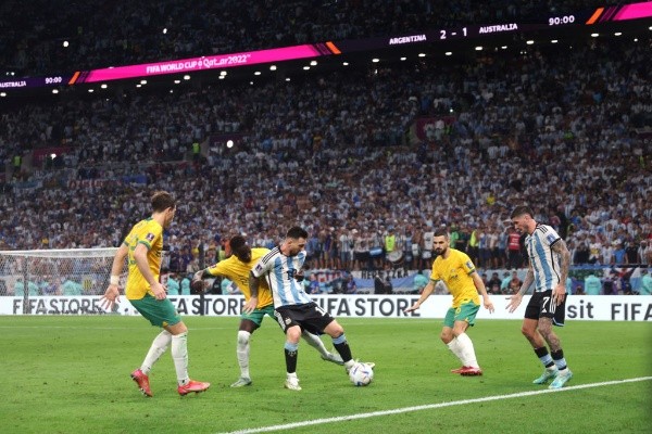 Alex Pantling/Getty Images/ Messi em campo pela Seleção da Argentina. 