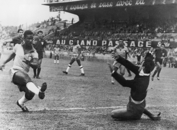 Photo by Keystone/Hulton Archive/Getty Images - Seleção Brasileira na disputa de um dos primeiros Mundiais