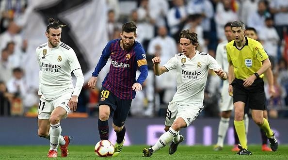 Foto: David Ramos/Getty Images - Messi e Modric se enfrentaram por muitos anos nos clássicos entre Barcelona e Real Madrid