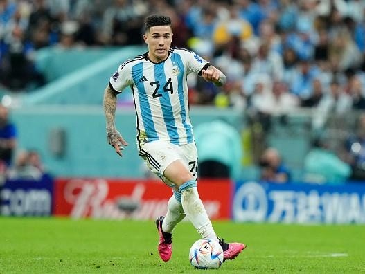 Jose Breton/Pics Action/NurPhoto via Getty Images – Enzo Fernandez atuando pela Argentina na Copa do Mundo