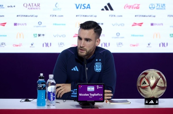 Robert Cianflone/Getty Images/ Tagliafico em entrevista coletiva. 