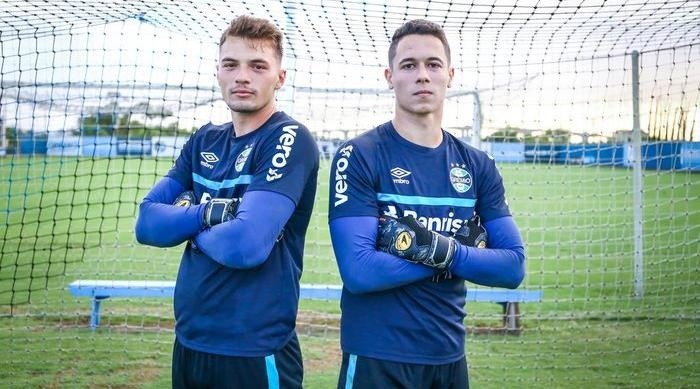 Foto: Renan Jardim / Grêmio / Divulgação - Grando e Brenno: jovens terminaram 2022 como principais alternativas do Grêmio Foto: Renan Jardim / Grêmio / Divulgação - Grando e Brenno: jovens terminaram 2022 como principais alternativas do Grêmio