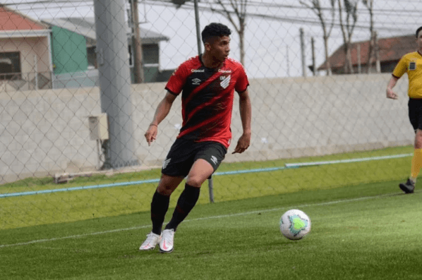 Foto: Athletico/Divulgação/ Julimar em campo. 