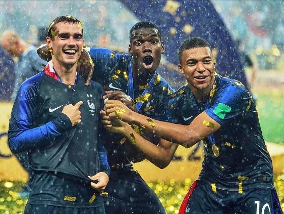 Ulrik Pedersen/NurPhoto via Getty Images – Griezmann, Pogba e Mbappe comemorando título em 2018