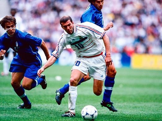 Simon Bruty/Anychance/Getty Images- Zidane atuando pela França na Copa em 1998