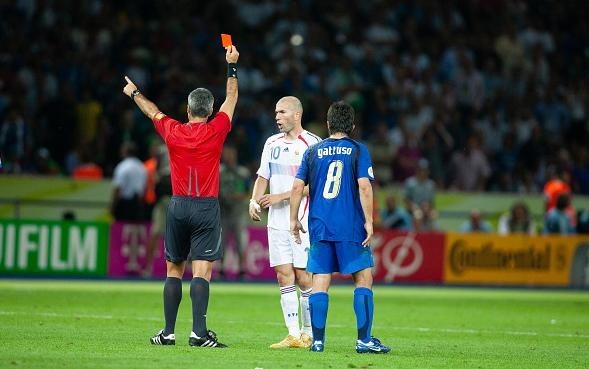 Simon Bruty/Anychance/Getty Images- Zidane sendo expulso na final em 2006