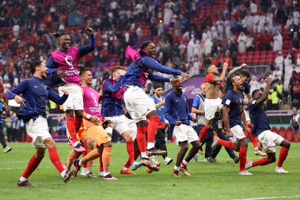 Foto: Julian Finney/Getty Images – Jogadores da França comemoram ida à final