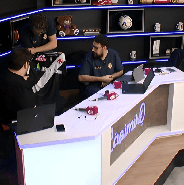 Foto: CazéTV/YouTube – Casimiro ganha camisa comemorativa do Vasco