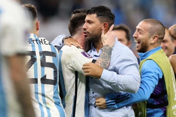 Foto:Clive Brunskill/Getty Images -Agüero comemora com jogadores da Argentina