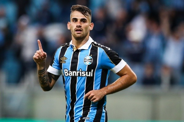 Agif/Pedro H. Tesch – Felipe Vizeu se aproxima de Atlético Goianiense