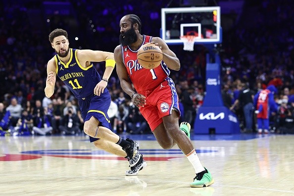 Harden contra o Warriors na última sexta-feira (16).     Créditos: Tim Nwachukwu/Getty Images