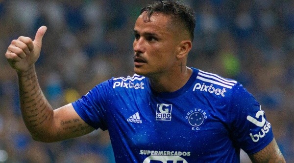 Edu com a camisa do Cruzeiro - Foto: Fernando Moreno/AGIF