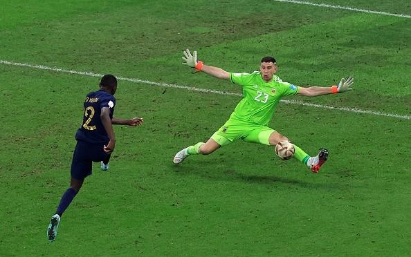 Buda Mendes/Getty Images – Emiliano Martinez fazendo grande defesa em chute de Muani